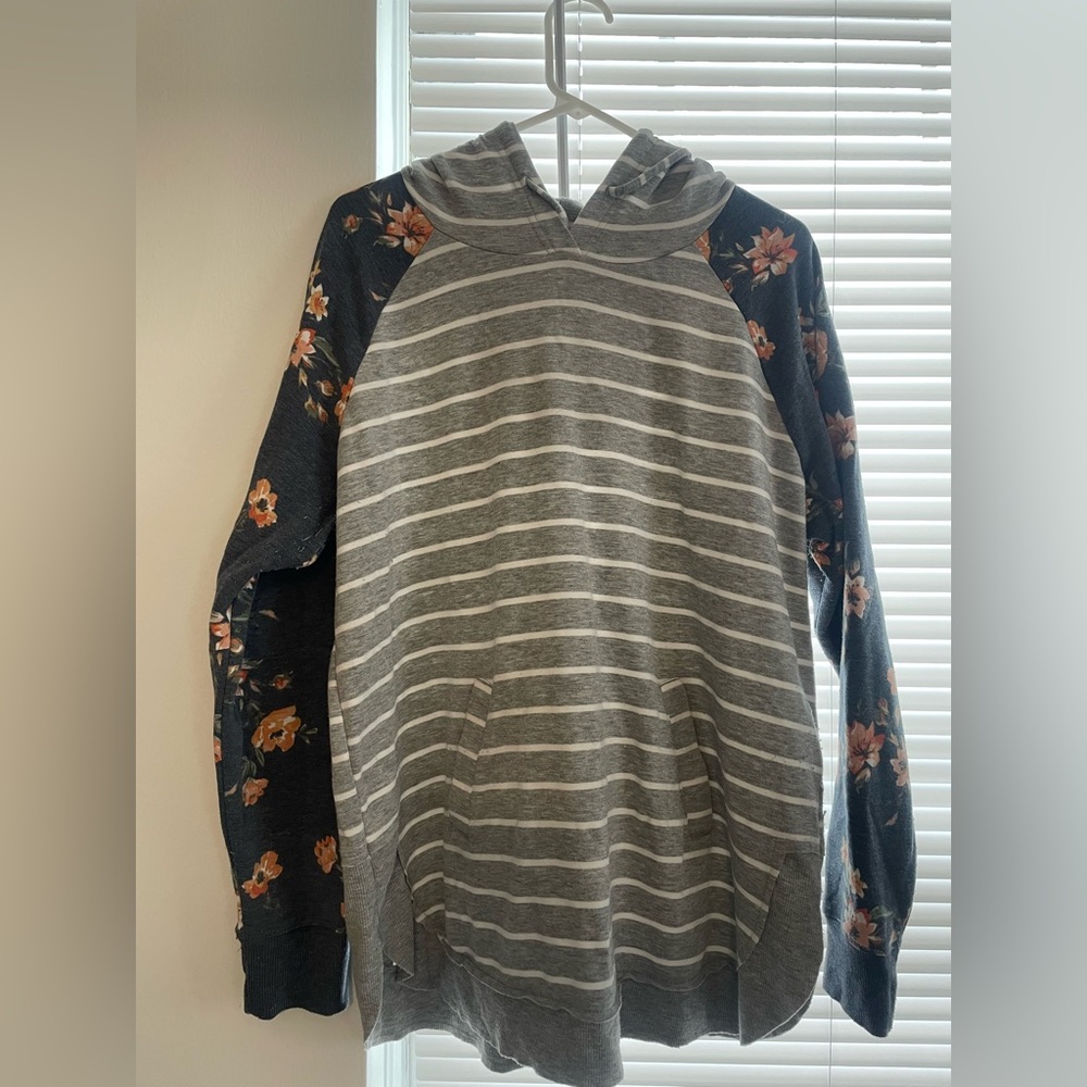 Maurice’s floral hoodie with strips and slits on size size xl